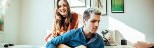 Sängerin und Gitarrist – Musikduo Berlin – Duo mit Sängerin Celine und Flo